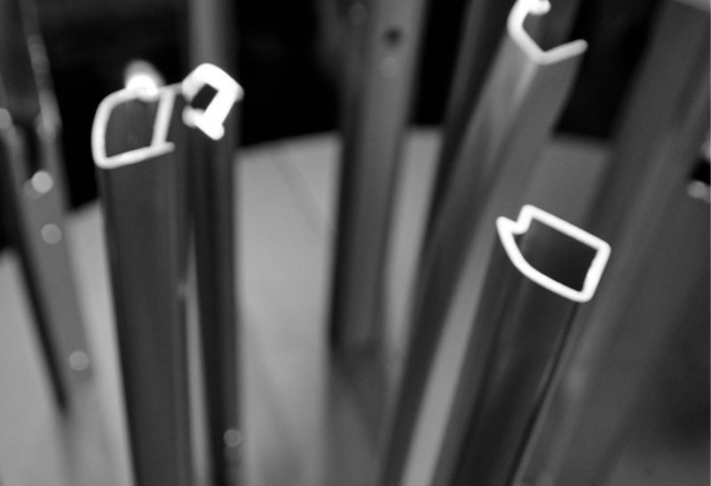 Abstrakte Grafik mit silber metallischen Alu-Profilen