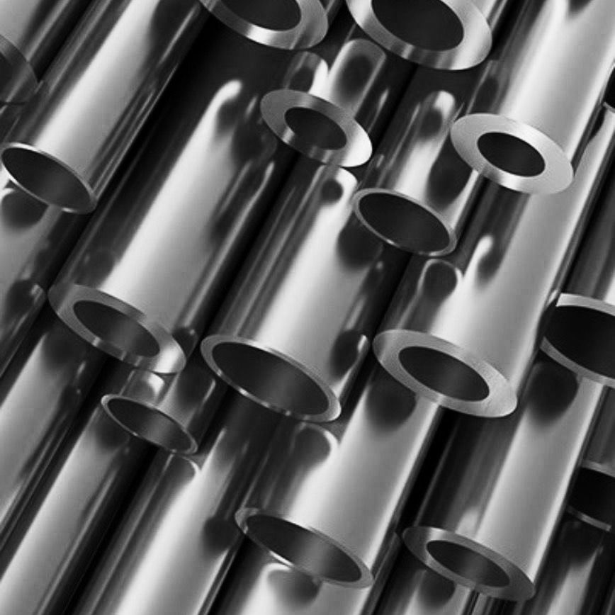 Abstrakte Grafik mit silber metallischen Rohren