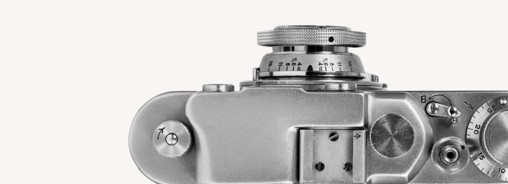 Abstrakte Grafik mit silber metallischer Kamera