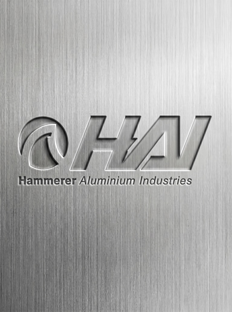 Logo Hammerer Aluminium Industries auf einer Aluminum-Oberfläche